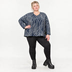 Kuschelig weiches Feinstrickshirt in Blau/Grau mit V-Ausschnitt und kastiger Silhouette