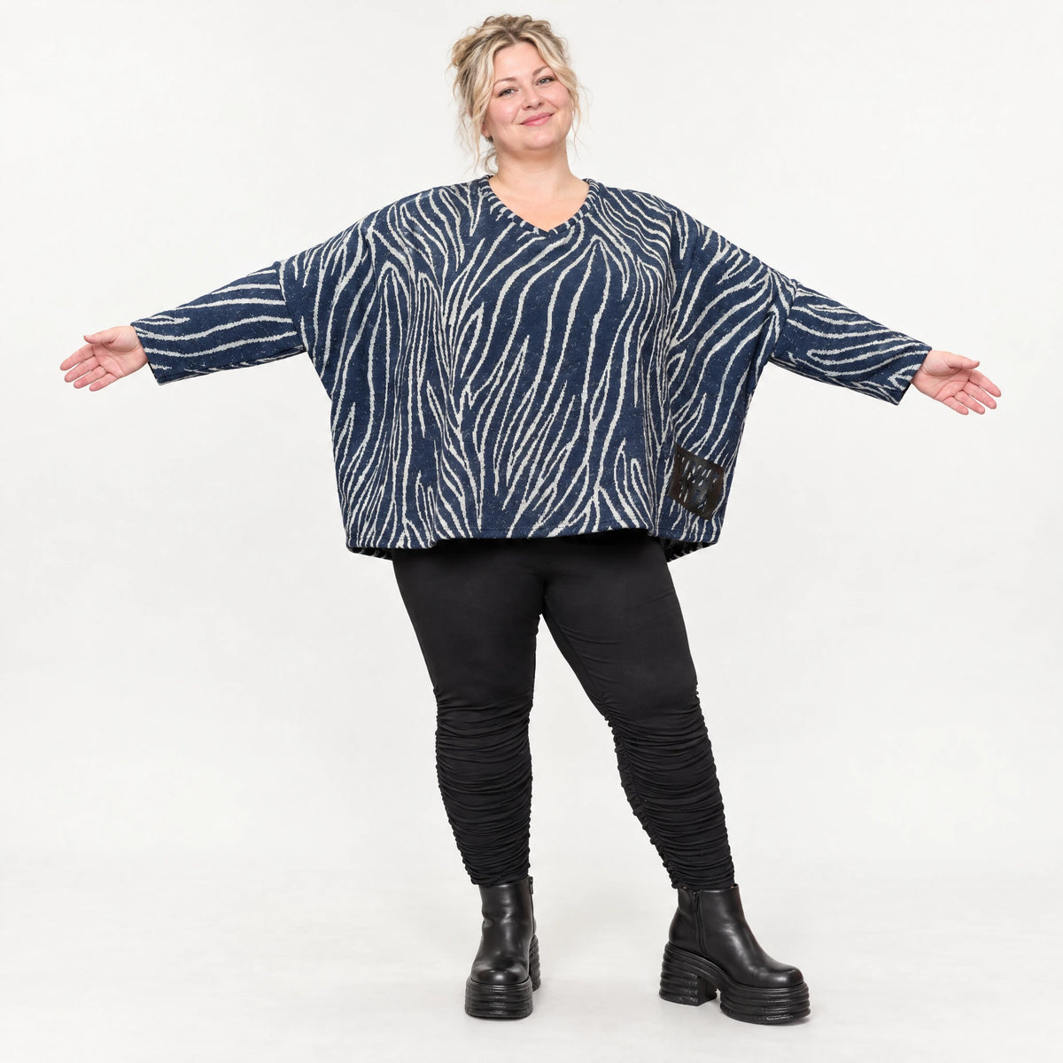 Kuschelig weiches Feinstrickshirt in Blau/Grau mit V-Ausschnitt und kastiger Silhouette