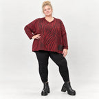 Kuscheliger Strickpullover aus Italien in Rot/Schwarz mit V-Ausschnitt und kastiger Form