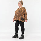 Flauschiges Langarmshirt aus Feinstrick in Braun/Schoko mit V-Ausschnitt und Kastenform