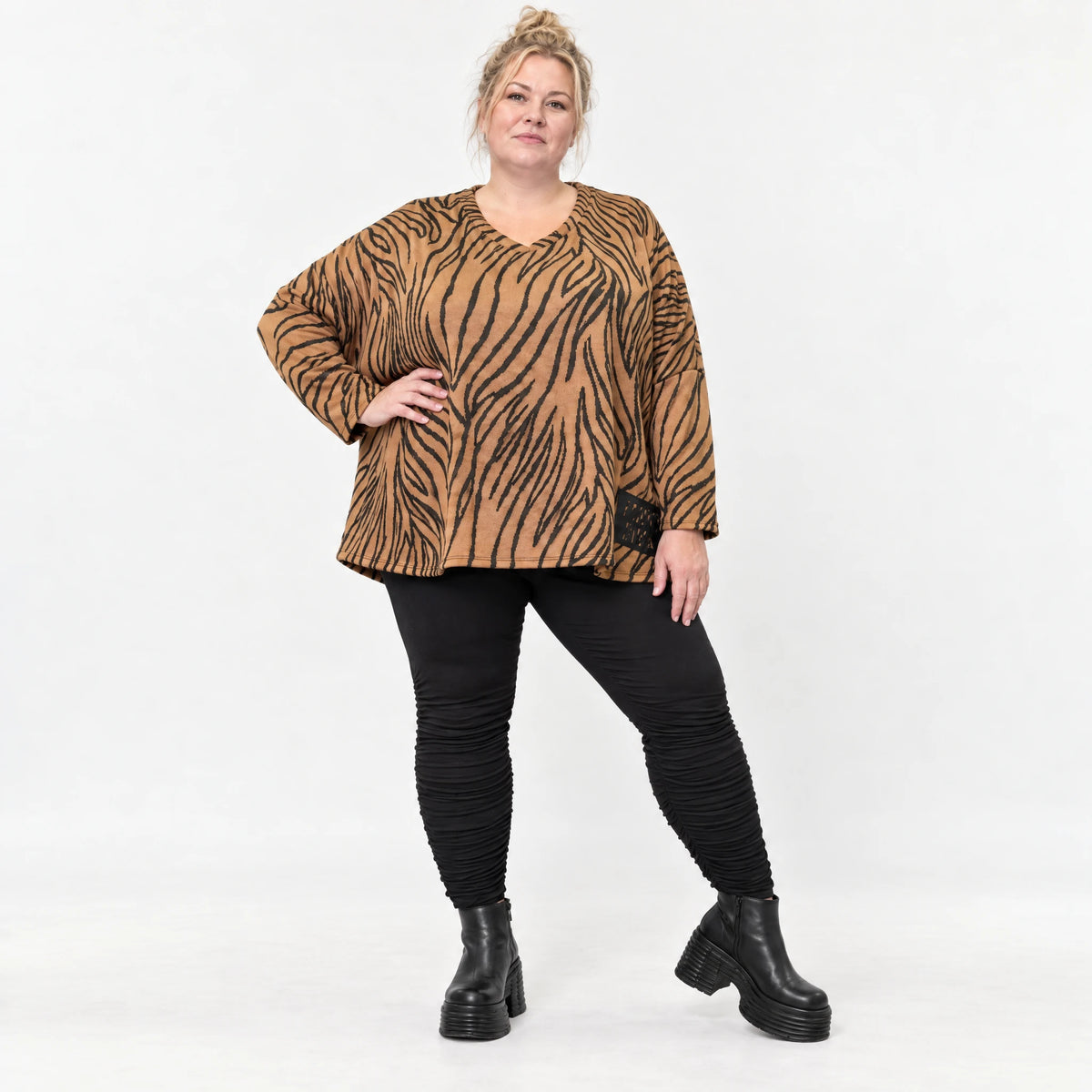 Flauschiges Langarmshirt aus Feinstrick in Braun/Schoko mit V-Ausschnitt und Kastenform