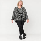 Flauschiges Feinstrickshirt aus Italien mit V-Ausschnitt in Schwarz/Weiß gemustert