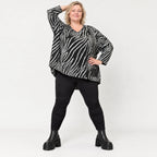 Flauschiges Feinstrickshirt aus Italien mit V-Ausschnitt in Schwarz/Weiß gemustert