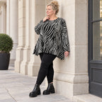 Flauschiges Langarmshirt aus Feinstrick in Schwarz/Weiß mit Zebramuster und A-Linie
