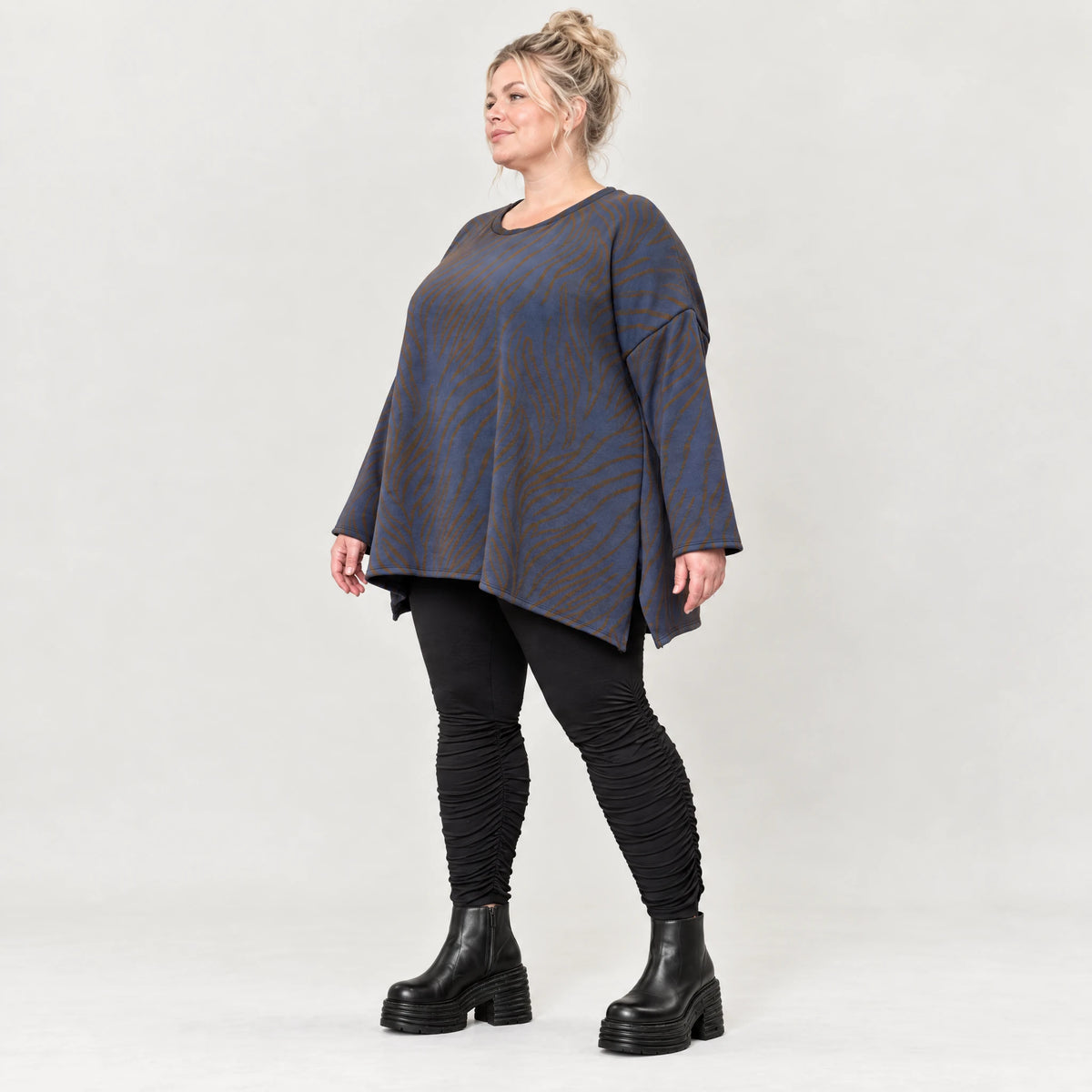 Langarmshirt aus flauschigem Feinstrick in Blau/Braun mit A-Linie und Seitenschlitzen