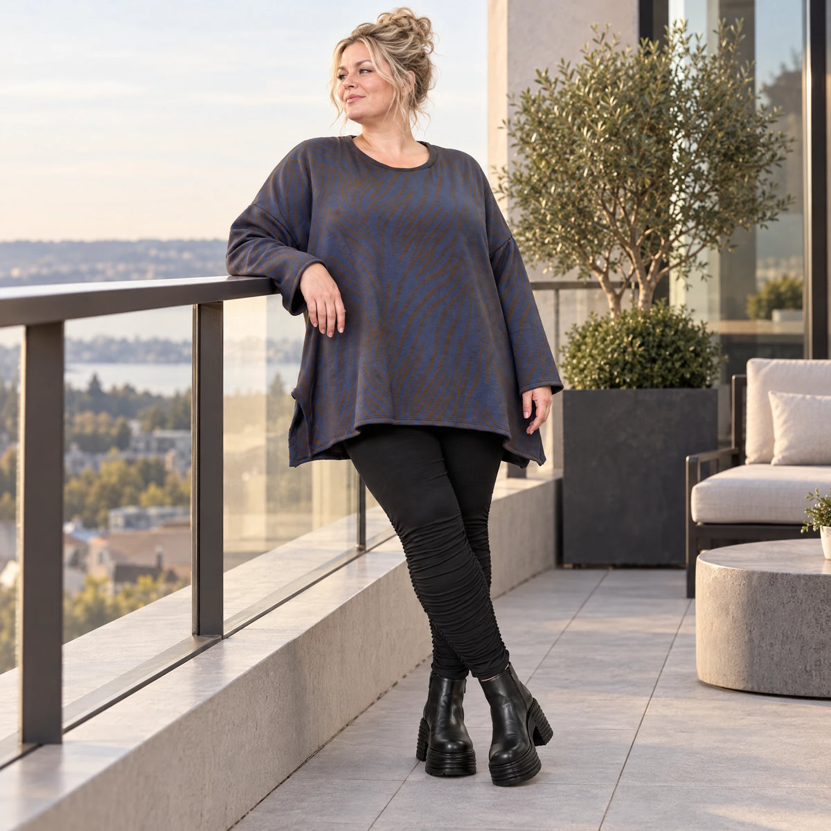 Langarmshirt aus flauschigem Feinstrick in Blau/Braun mit A-Linie und Seitenschlitzen