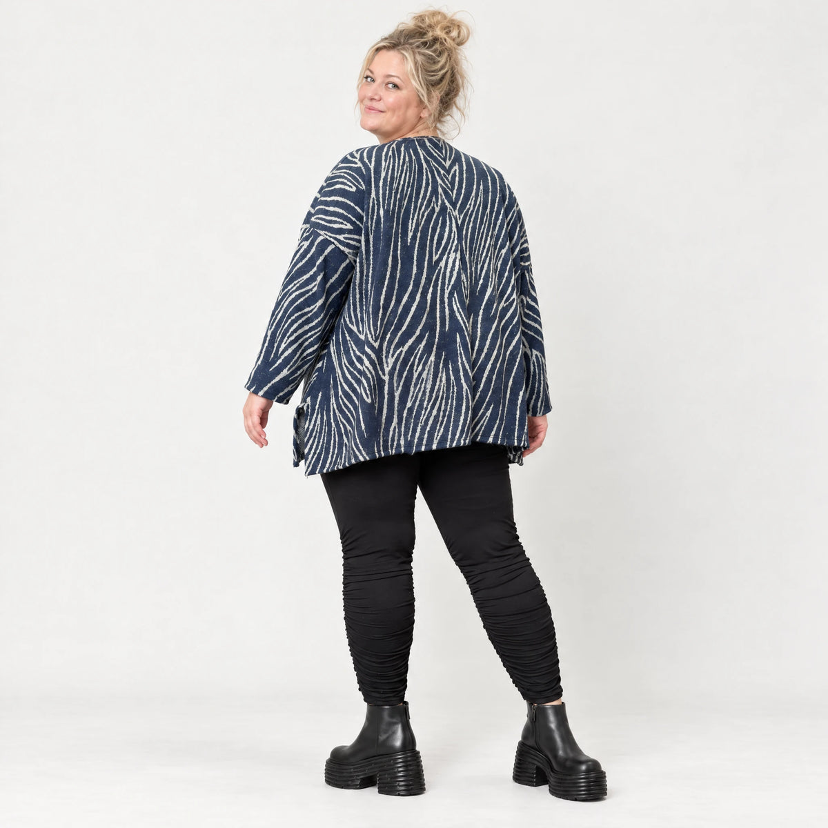 Langarmshirt aus weichem Feinstrick in Blau/Grau mit A-Linie und seitlichen Schlitzen