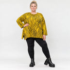Flauschiges Strickshirt in Gelb/Schwarz mit Zebramuster in lockerer A-Linie und Schlitzen