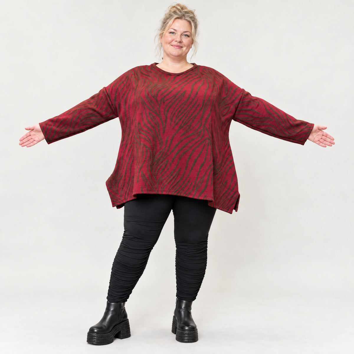 Flauschiges Feinstrickshirt in Rot/Braun mit Rundhalsausschnitt und fließender A-Linie
