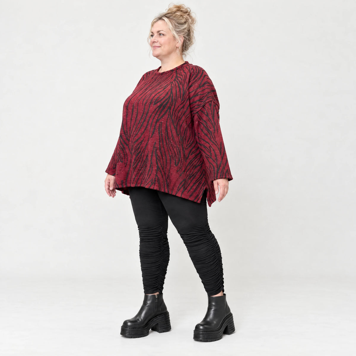 Flauschiges Winteroberteil in Rot/Schwarz mit lässiger A-Linie und seitlichen Schlitzen