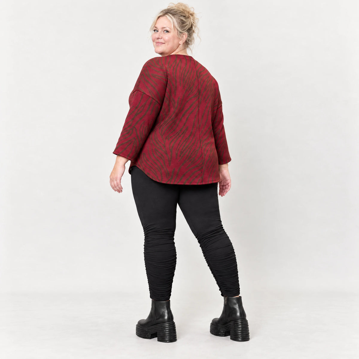 Warmes Langarmshirt aus Feinstrick mit Flauschgarn in Rot/Braun mit gerundeter Schnittform