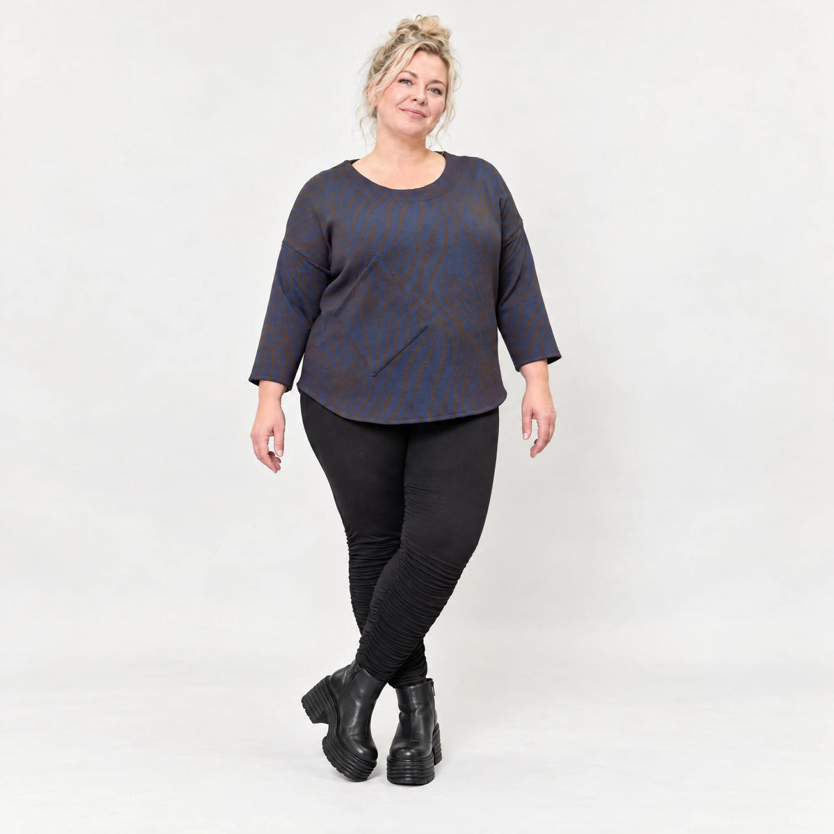 Weiches Langarmshirt in Blau/Braun aus Feinstrick mit Flauschgarn und Rundhalsausschnitt