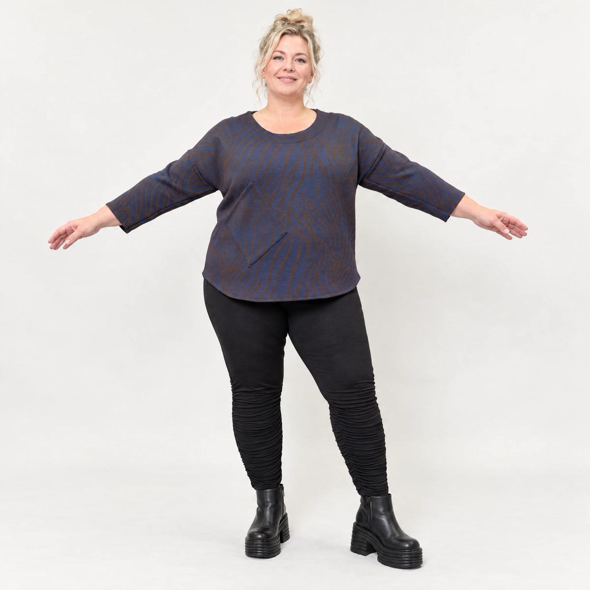 Weiches Langarmshirt in Blau/Braun aus Feinstrick mit Flauschgarn und Rundhalsausschnitt