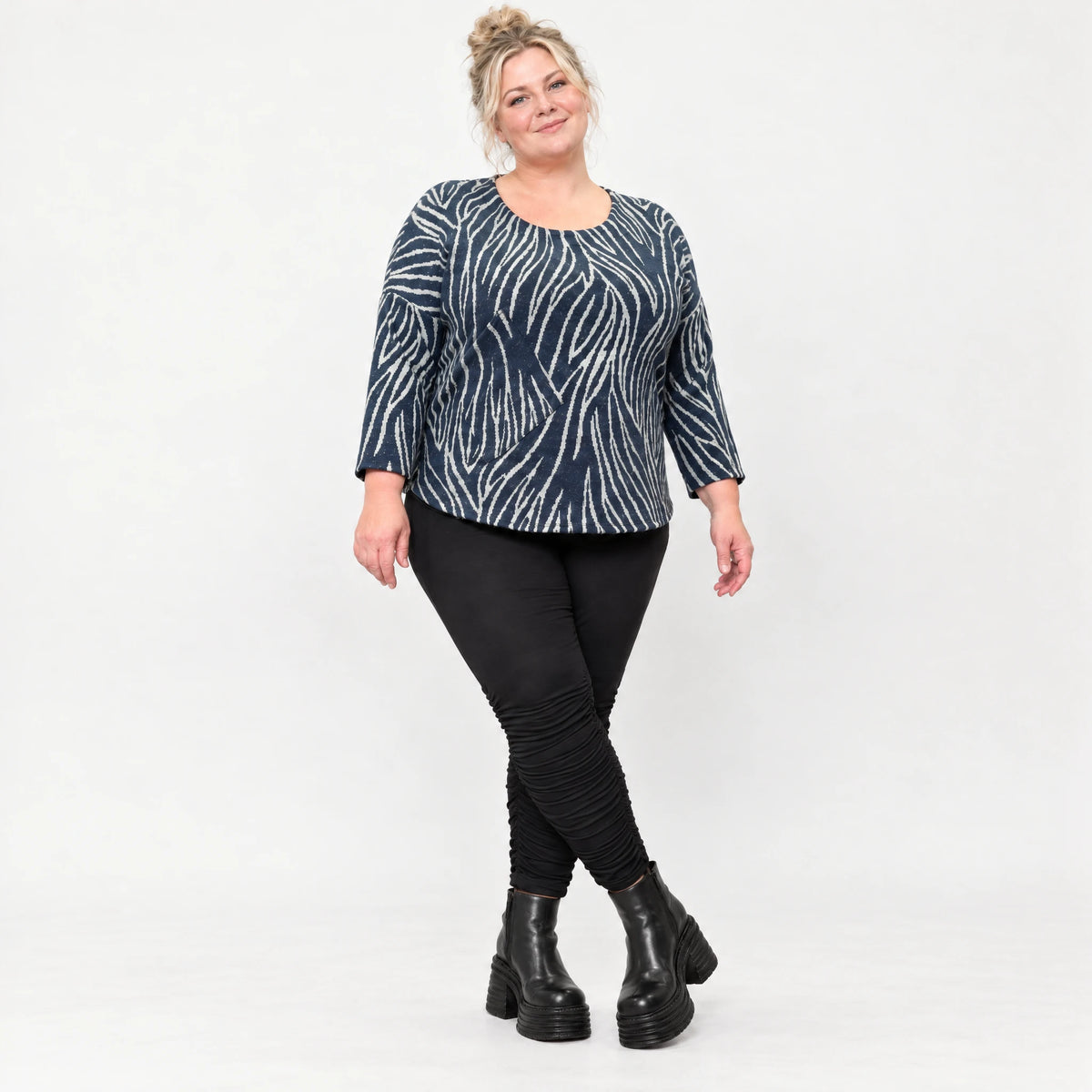 Langarmshirt aus flauschigem Feinstrick in Blau/Grau mit lockerer gerundeter Schnittform
