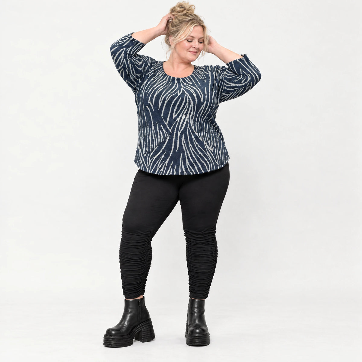 Langarmshirt aus flauschigem Feinstrick in Blau/Grau mit lockerer gerundeter Schnittform