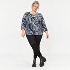 Langarmshirt aus Feinstrick mit Flauschgarn in Marineblau/Weiß mit Rundhals und Taschen