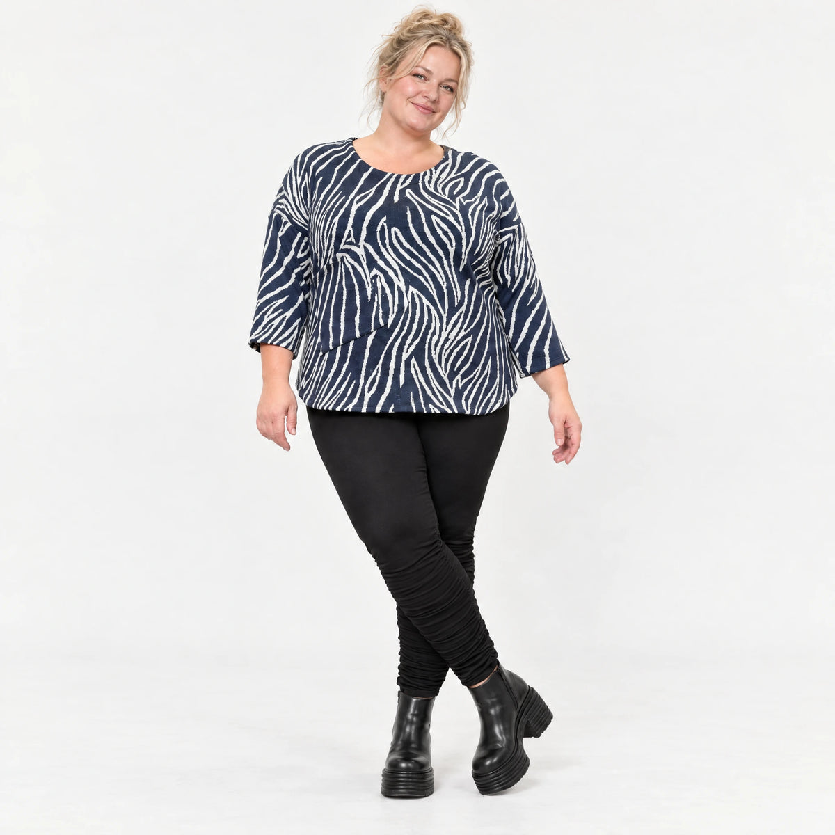 Langarmshirt aus Feinstrick mit Flauschgarn in Marineblau/Weiß mit Rundhals und Taschen