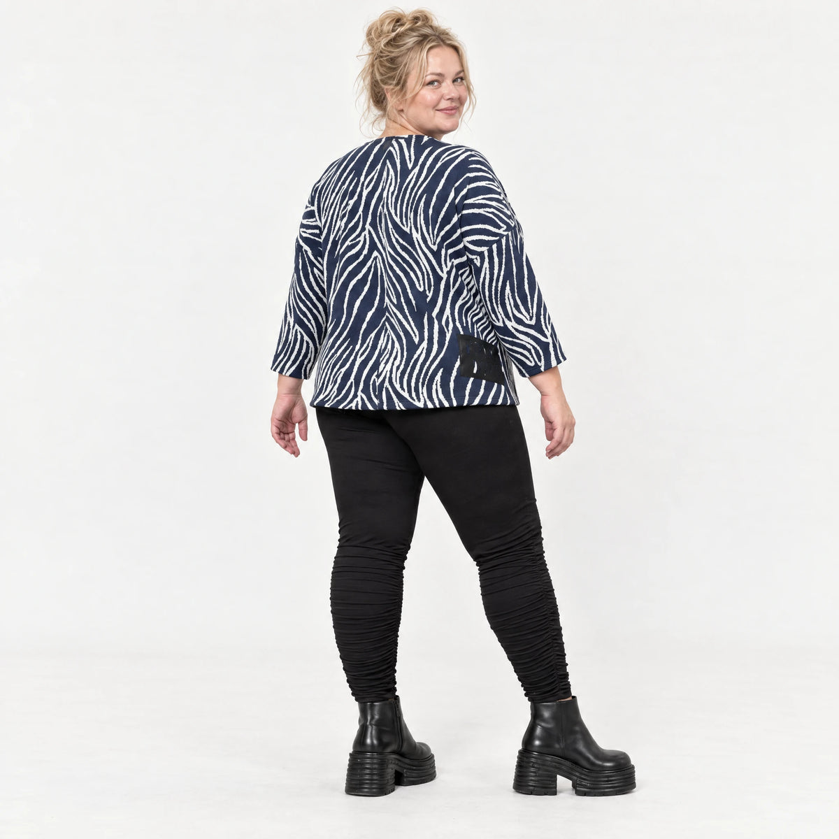 Langarmshirt aus Feinstrick mit Flauschgarn in Marineblau/Weiß mit Rundhals und Taschen