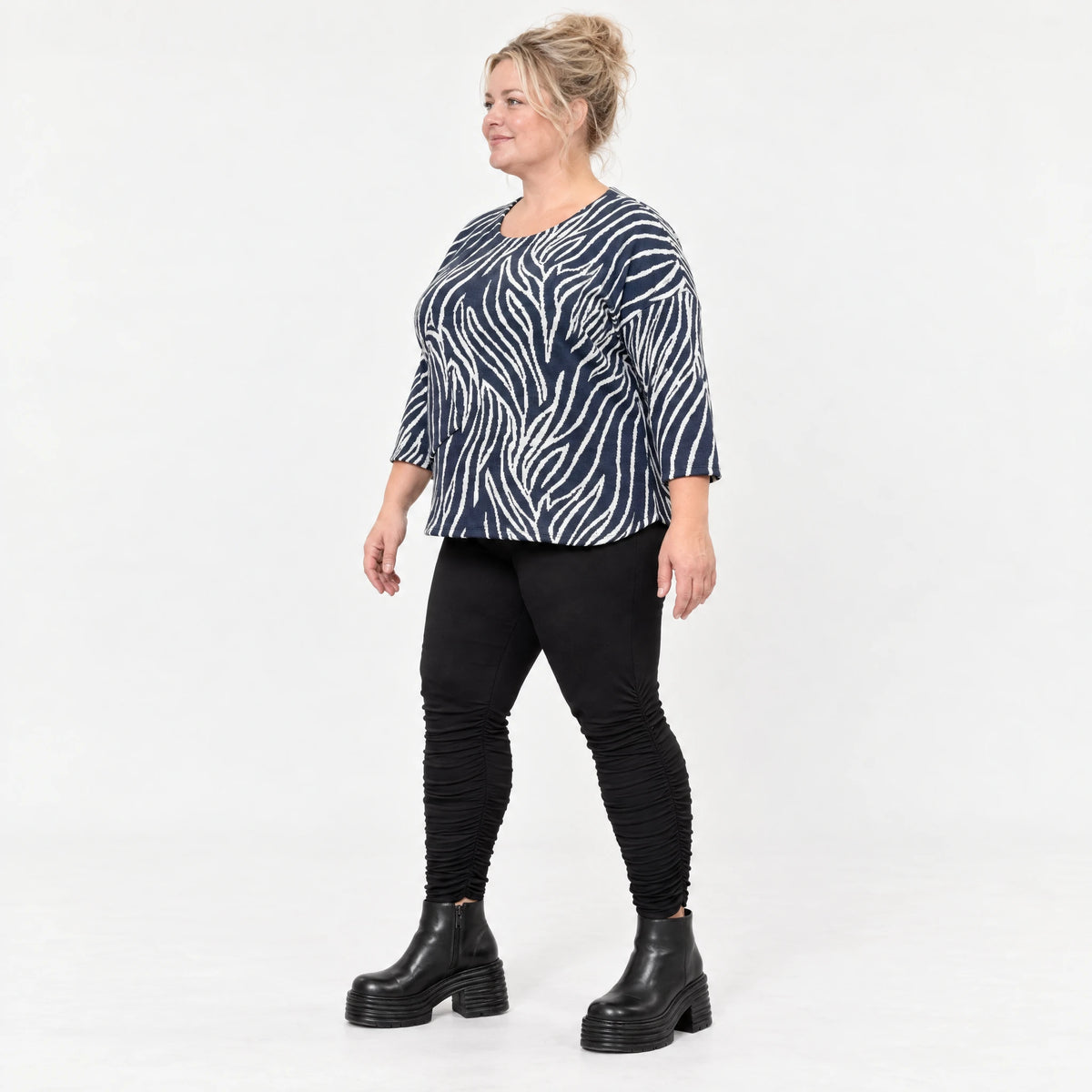 Langarmshirt aus Feinstrick mit Flauschgarn in Marineblau/Weiß mit Rundhals und Taschen