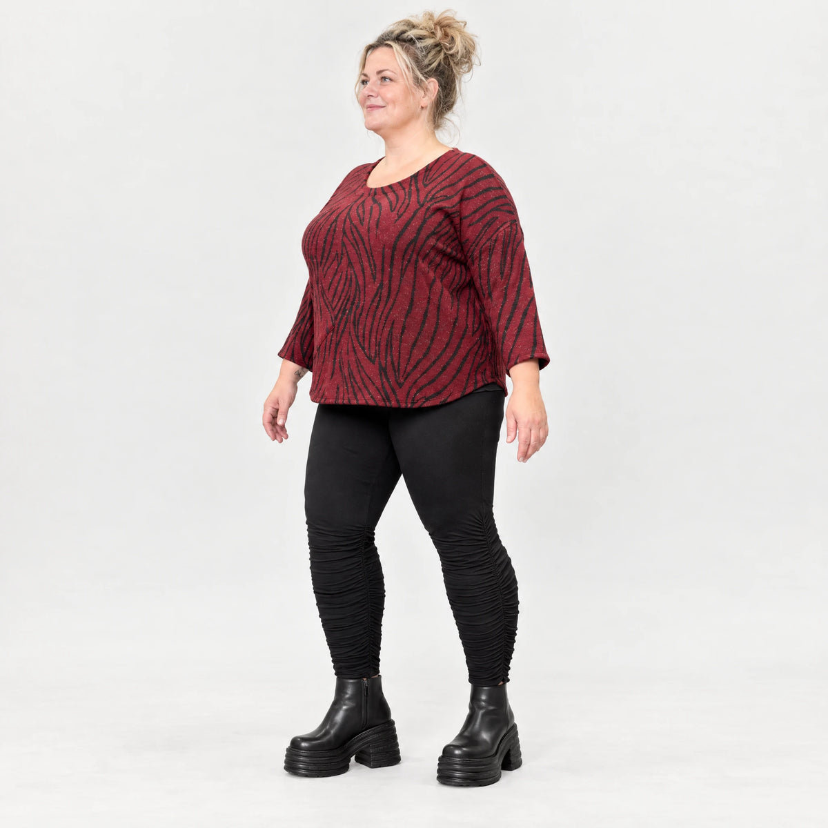 Langarmshirt aus kuscheligem Feinstrick mit Rundhalsausschnitt im Zebralook Rot/Schwarz
