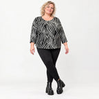Kuscheliges Strickshirt in Schwarz/Weiß aus weichem Flauschgarn mit gerundeter Schnittform