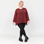 Flauschiges Feinstrickshirt aus Italien in Rot/Braun gemustert mit Rundhals und A-Linie