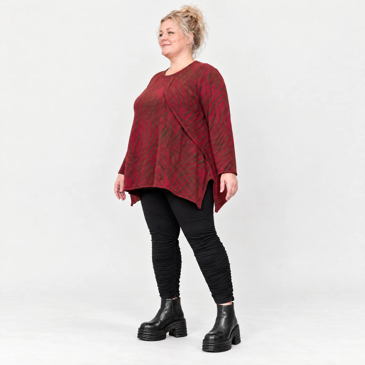 Flauschiges Feinstrickshirt aus Italien in Rot/Braun gemustert mit Rundhals und A-Linie