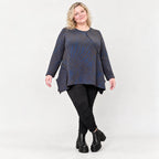 Kuscheliges Langarmshirt aus flauschigem Feinstrick in Blau/Braun mit fallender A-Linie