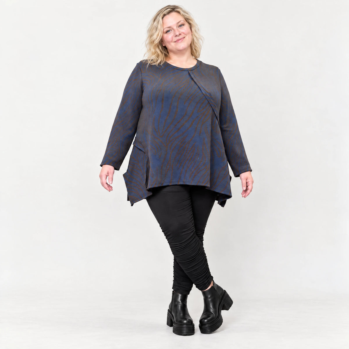 Kuscheliges Langarmshirt aus flauschigem Feinstrick in Blau/Braun mit fallender A-Linie
