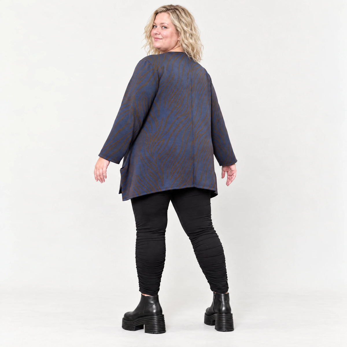 Kuscheliges Langarmshirt aus flauschigem Feinstrick in Blau/Braun mit fallender A-Linie