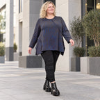 Kuscheliges Langarmshirt aus flauschigem Feinstrick in Blau/Braun mit fallender A-Linie