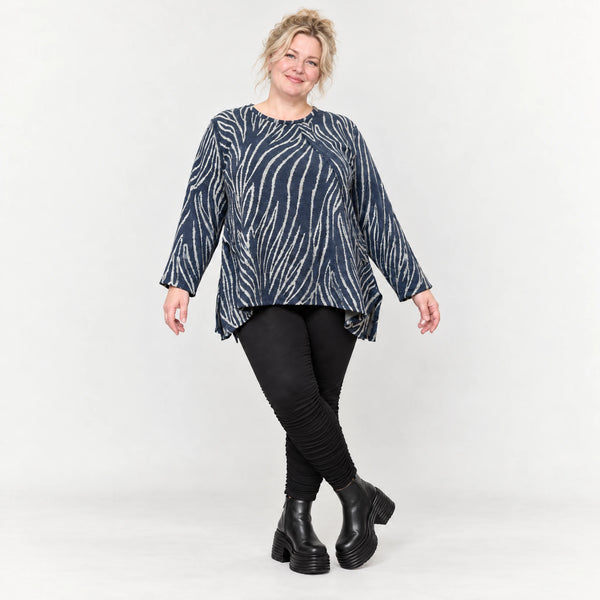 Italienisches Feinstrickshirt in Blau/Grau mit flauschigem Garn und schmeichelnder A-Linie