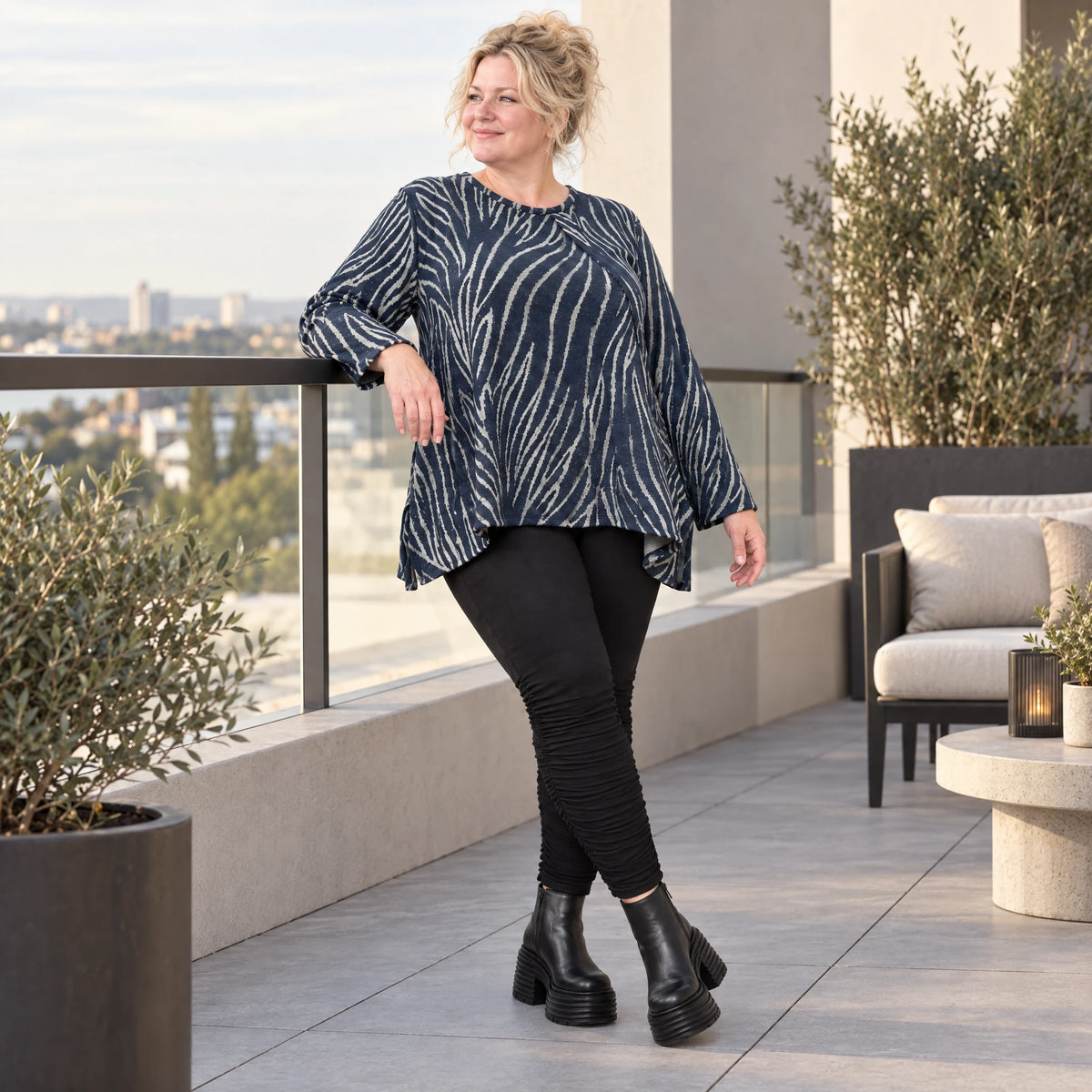 Italienisches Feinstrickshirt in Blau/Grau mit flauschigem Garn und schmeichelnder A-Linie