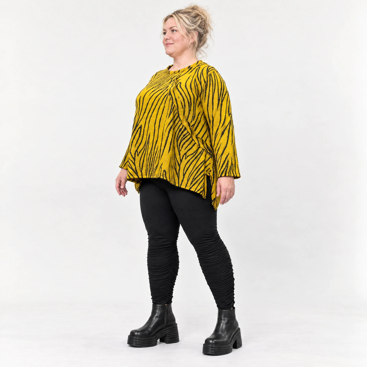 Kuscheliges Langarmshirt aus flauschigem Feinstrick in A-Linie mit Gelb/Schwarz Muster