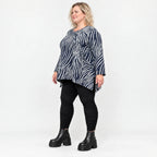 Flauschiges Feinstrickshirt in Marineblau/Weiß gemustert mit Rundhalsausschnitt in A-Linie