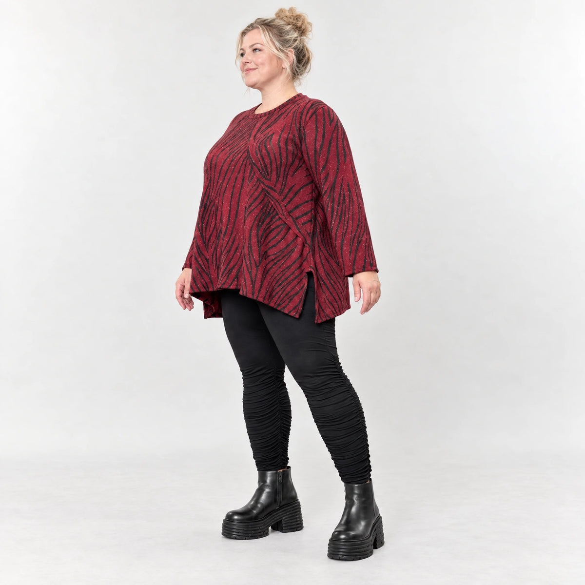 Flauschiges Strickoberteil in Rot/Schwarz mit ausgestellter A-Linie aus weichem Feinstrick