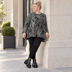 Langarmshirt in Schwarz/Weiß aus weichem Feinstrick mit Rundhalsausschnitt in A-Linie