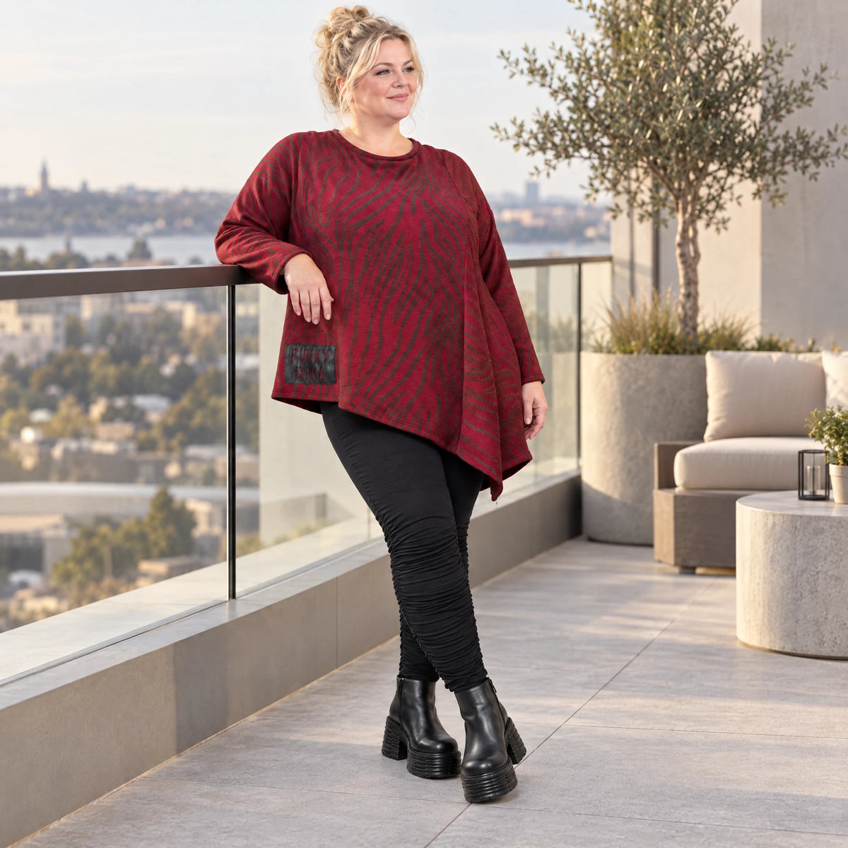 Langarmshirt aus flauschigem Feinstrick in Rot/Braun mit asymmetrischem Zipfelsaum