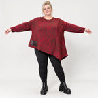 Langarmshirt aus flauschigem Feinstrick in Rot/Braun mit asymmetrischem Zipfelsaum