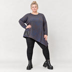 Flauschiges Strickshirt in Blau/Braun mit asymmetrischem Zipfelsaum und Rundhalsausschnitt