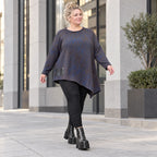 Flauschiges Strickshirt in Blau/Braun mit asymmetrischem Zipfelsaum und Rundhalsausschnitt