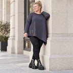 Flauschiges Strickshirt in Blau/Braun mit asymmetrischem Zipfelsaum und Rundhalsausschnitt