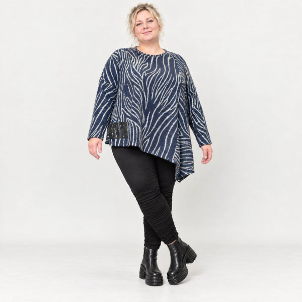 Flauschiges Langarmshirt aus Feinstrick in Blau/Grau mit asymmetrischem Zipfelsaum