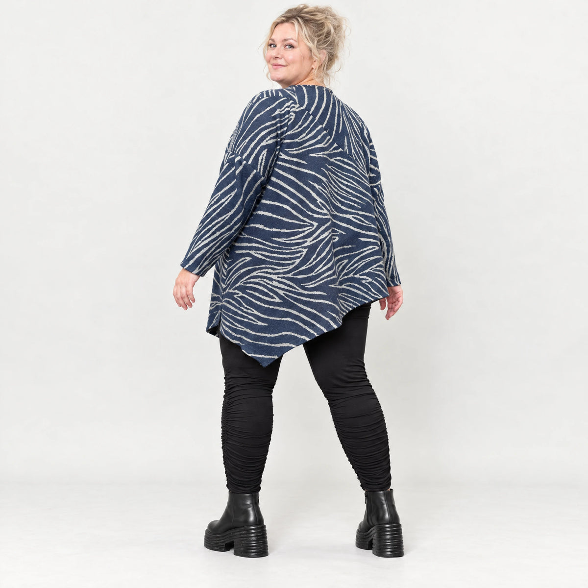 Flauschiges Langarmshirt aus Feinstrick in Blau/Grau mit asymmetrischem Zipfelsaum