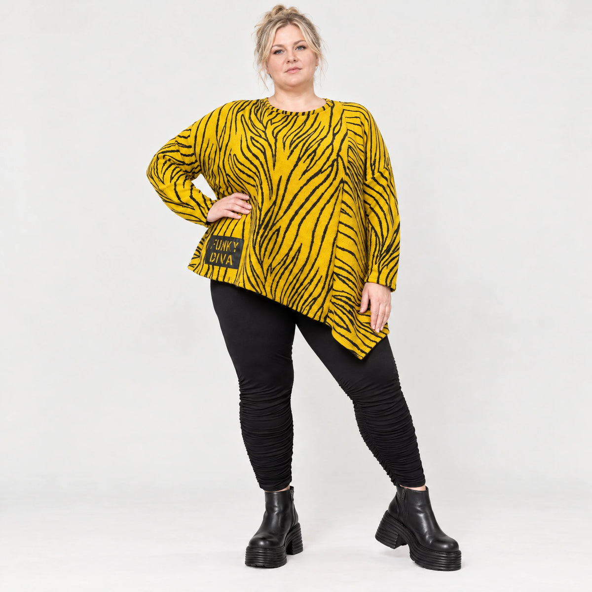 Feinstrickshirt in Gelb/Schwarz mit asymmetrischem Zipfelsaum und flauschigem Garn