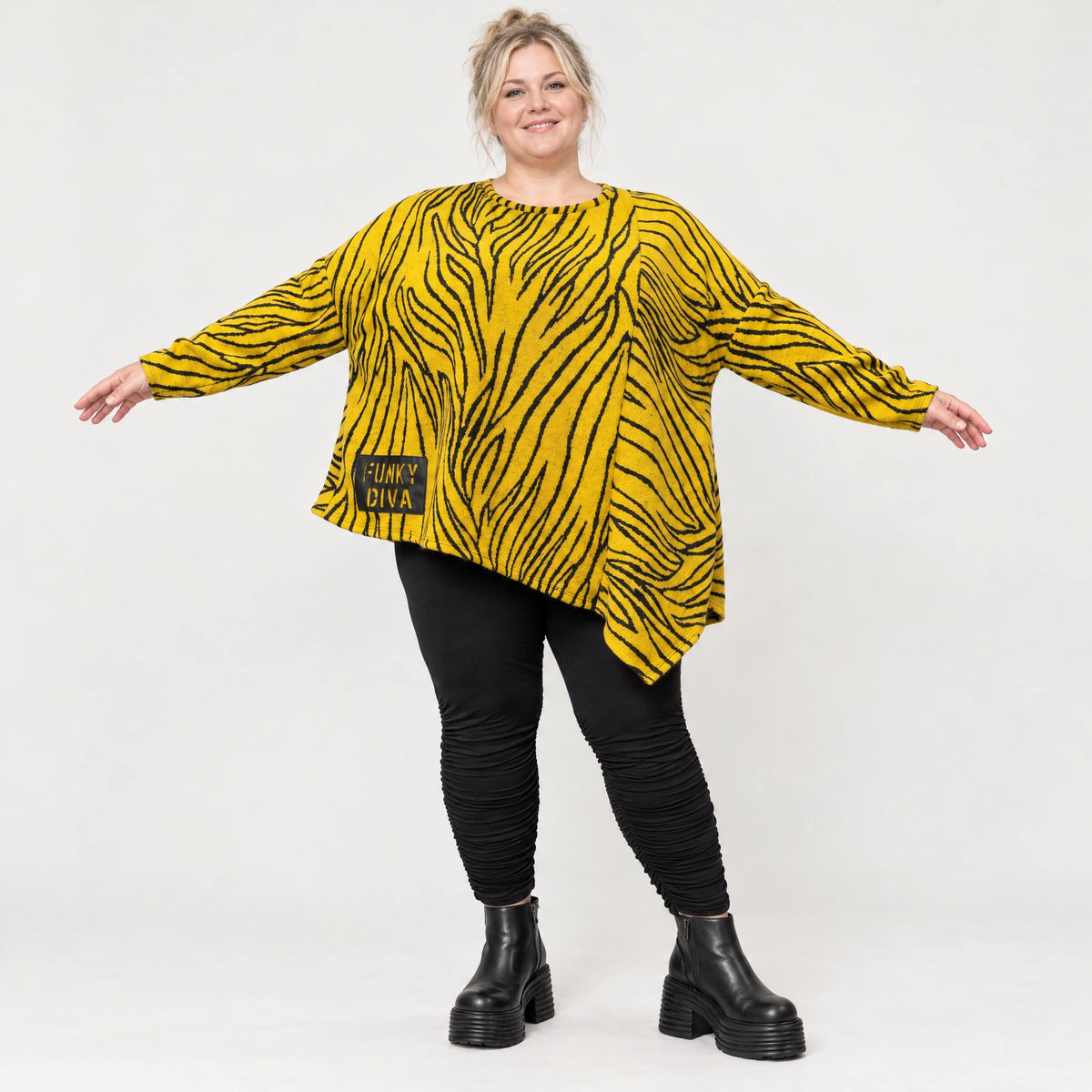 Feinstrickshirt in Gelb/Schwarz mit asymmetrischem Zipfelsaum und flauschigem Garn
