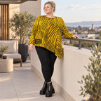 Feinstrickshirt in Gelb/Schwarz mit asymmetrischem Zipfelsaum und flauschigem Garn
