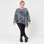 Langarmshirt aus flauschigem Feinstrick in Marineblau/Weiß mit asymmetrischem Zipfelsaum