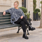 Langarmshirt aus flauschigem Feinstrick in Marineblau/Weiß mit asymmetrischem Zipfelsaum