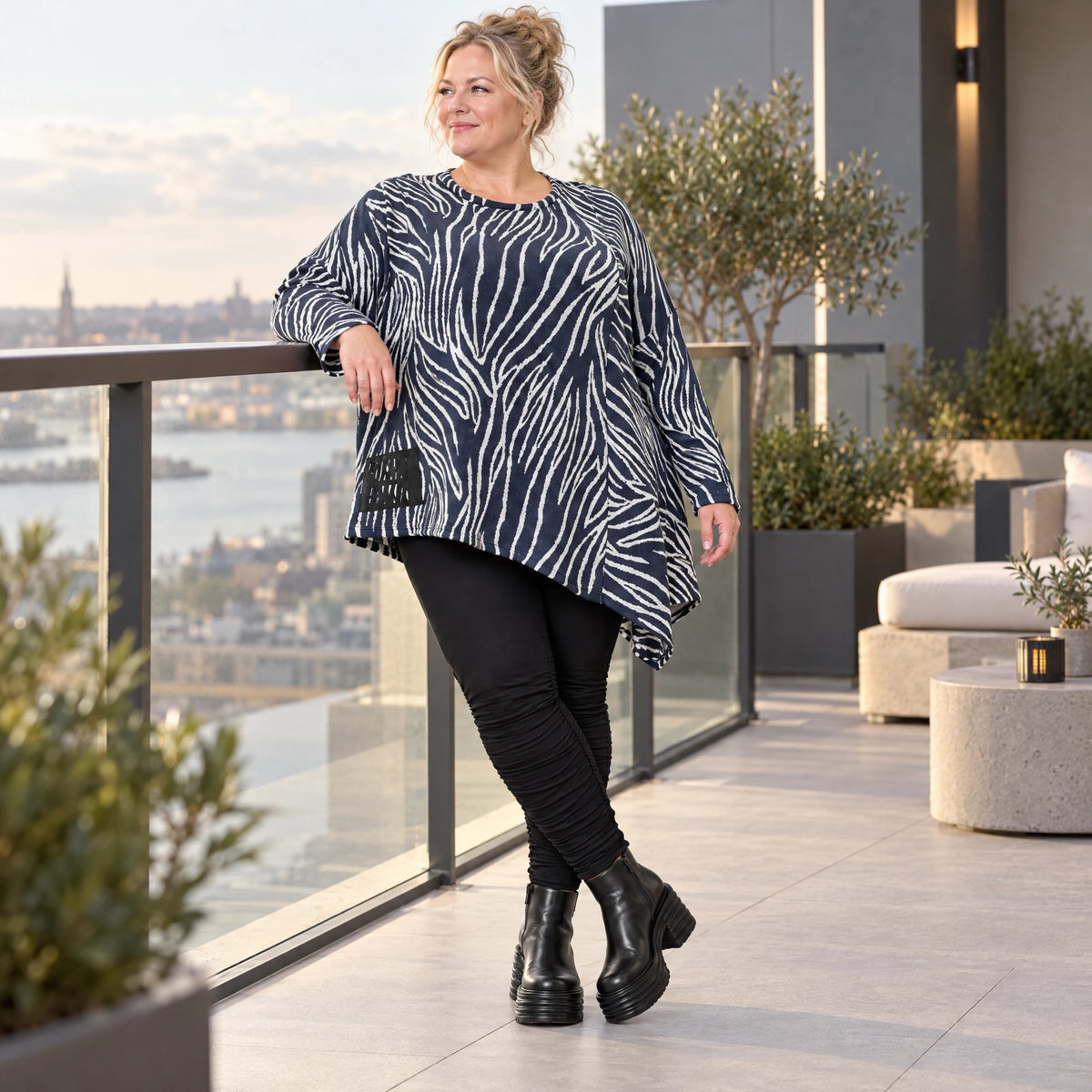 Langarmshirt aus flauschigem Feinstrick in Marineblau/Weiß mit asymmetrischem Zipfelsaum